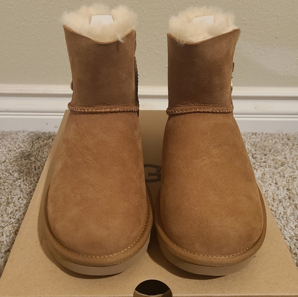 UGG - Picture 1 of 8